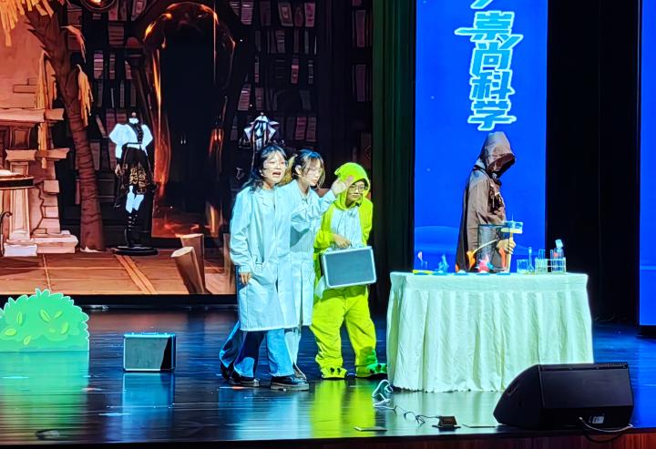 图为重庆师范大学科学实验秀《自然魔术师——风火雷电》。杨梦逸 摄