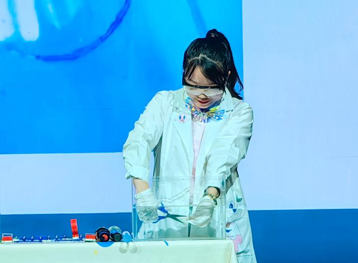 图为广东科学中心展示在水中剪裁玻璃。杨梦逸 摄