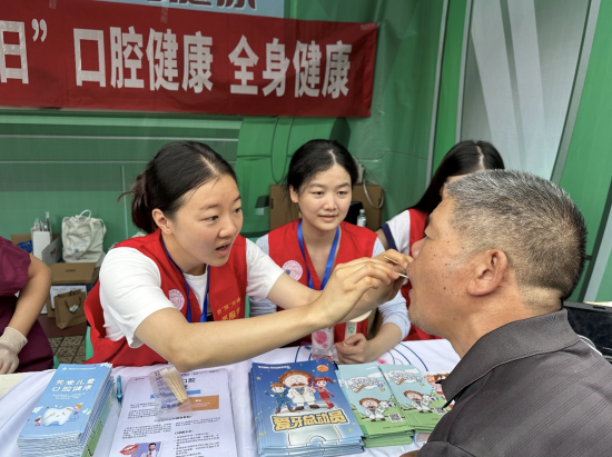 图为广场科普医疗义诊服务。张燕 摄