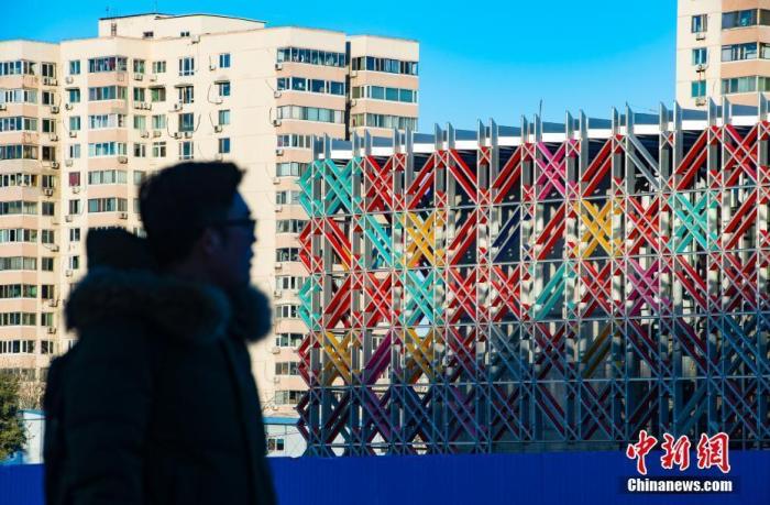 资料图:五棵松冰上运动中心的“冰菱花”幕墙在阳光的映照下色彩斑斓 <a target='_blank' href='/'>中新社</a>记者 侯宇 摄 点击进入下一页