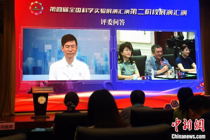 展演直播活动上的评委问答环节。 中新社记者 孙自法 摄 展演直播活动上的评委问答环节。 中新社记者 孙自法 摄