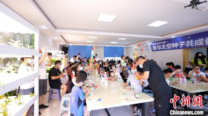 学生们在老师指导下制作水火箭。 王鑫铭 摄 学生们在老师指导下制作水火箭。 王鑫铭 摄