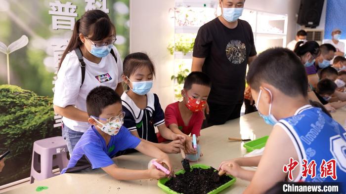 学生们播种太空种子。 王鑫铭 摄 学生们播种太空种子。 王鑫铭 摄