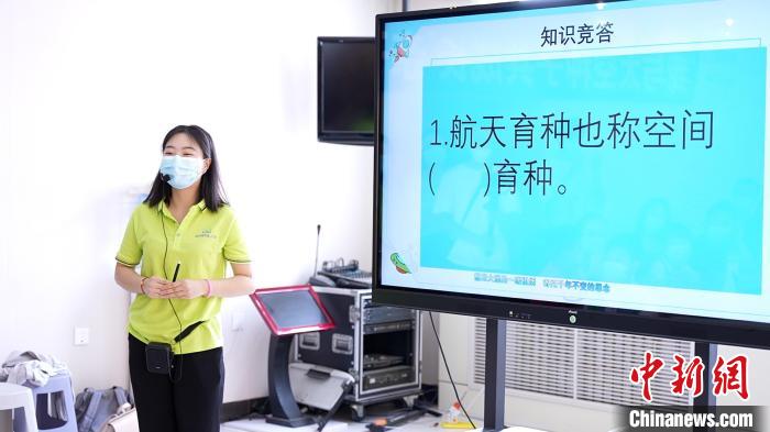 老师正在科普航天知识。 王鑫铭 摄 老师正在科普航天知识。 王鑫铭 摄