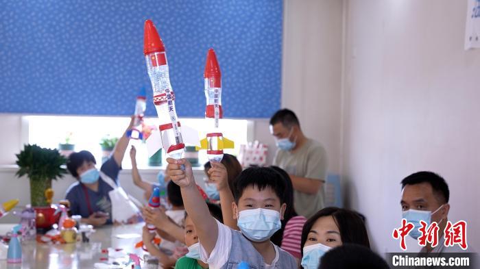 学生们在展示制作好的水火箭。 王鑫铭 摄 学生们在展示制作好的水火箭。 王鑫铭 摄